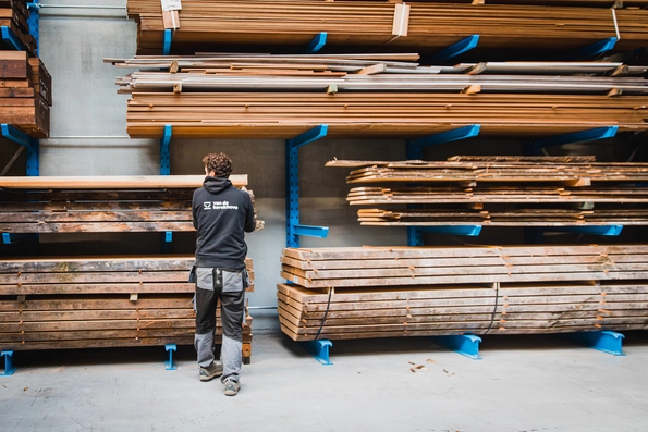 Man bij planken hout